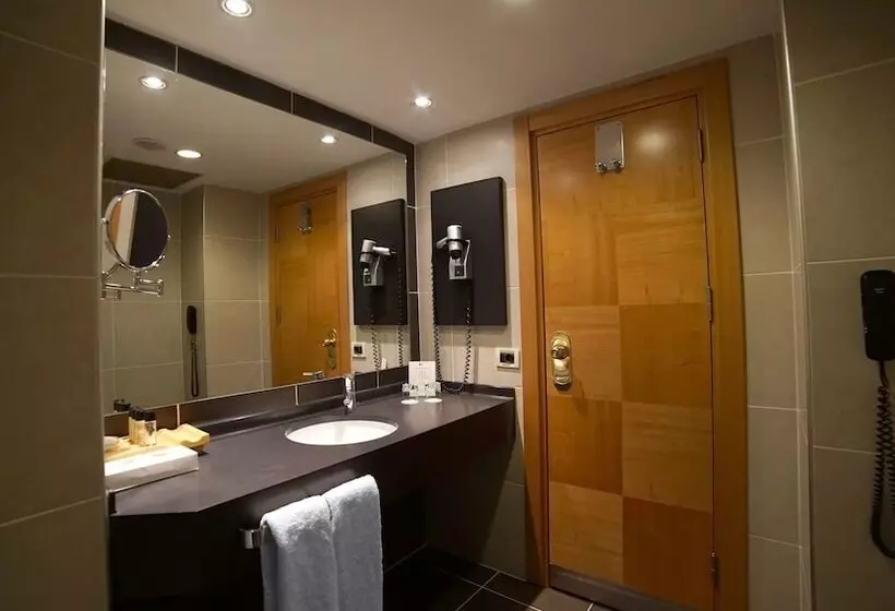 جناح جونيور إداري, Point Hotel Taksim