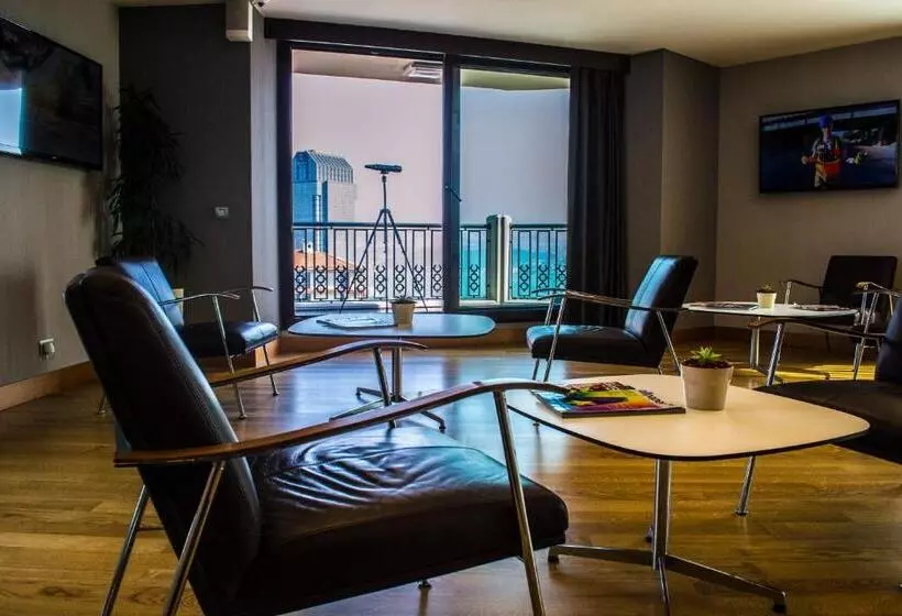 جناح جونيور إداري, Point Hotel Taksim