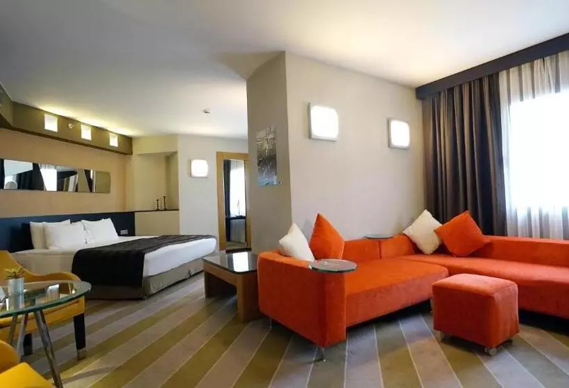 جناح جونيور إداري, Point Hotel Taksim