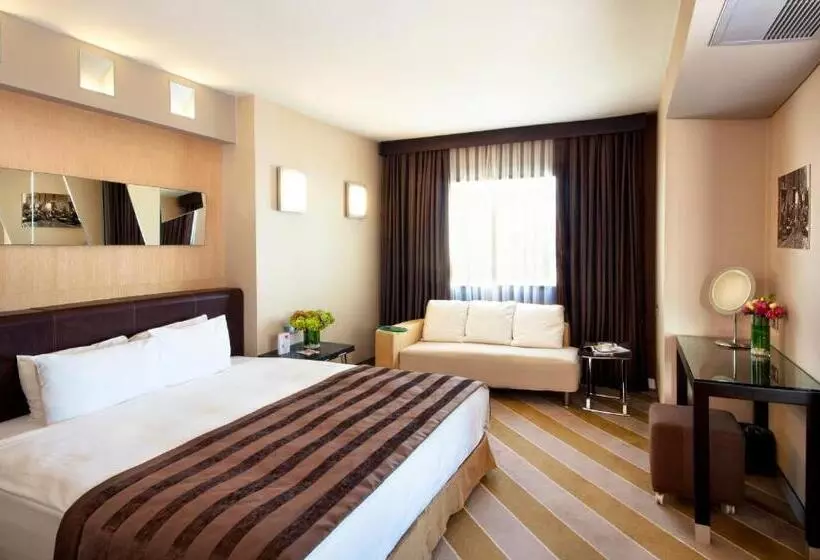 جناح سينيور, Point Hotel Taksim
