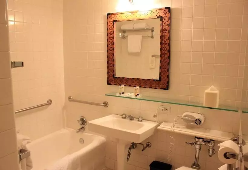 اتاق کلاب, The Biltmore Los Angeles