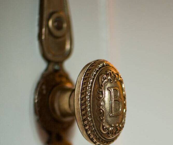 جناح, The Biltmore Los Angeles