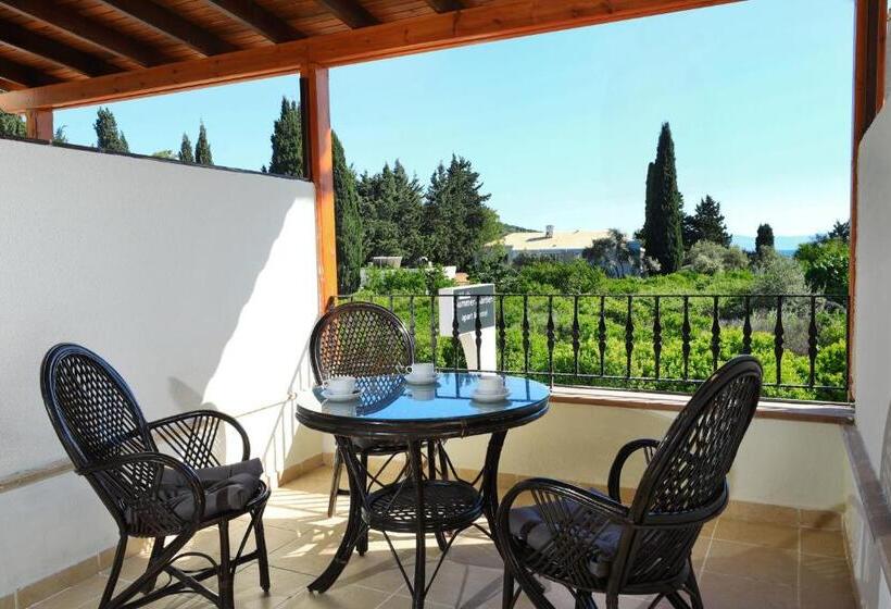 غرفة قياسية ثلاثية, Summer Garden Suites Beach