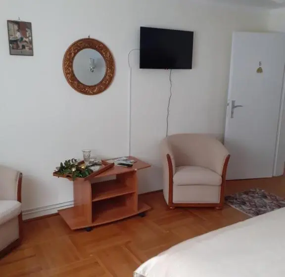 اتاق اکونومی, Casa Insorita