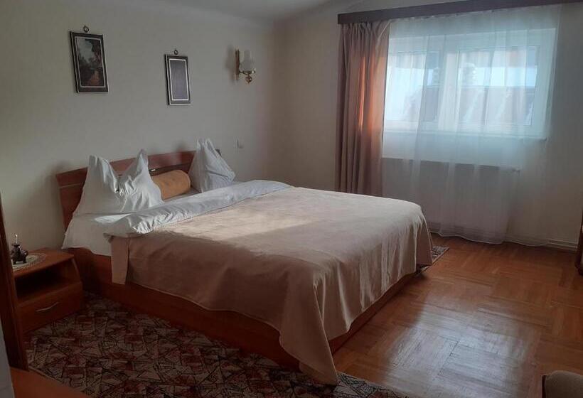اتاق اکونومی, Casa Insorita