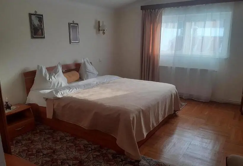 اتاق اکونومی, Casa Insorita