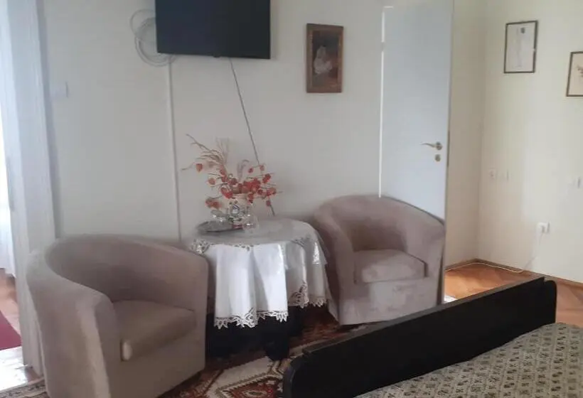 اتاق اکونومی, Casa Insorita