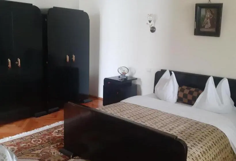 اتاق اکونومی, Casa Insorita