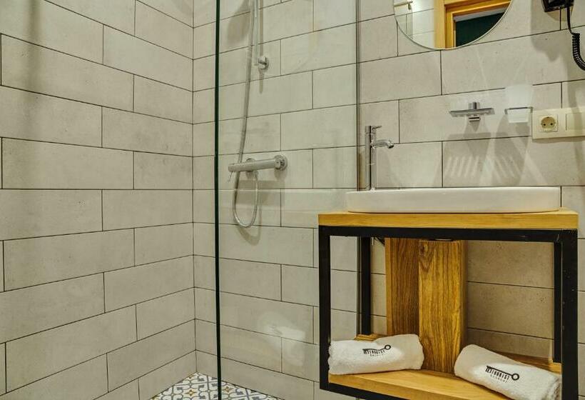 اتاق لوکس با تخت بزرگ, Intourist Kazbegi