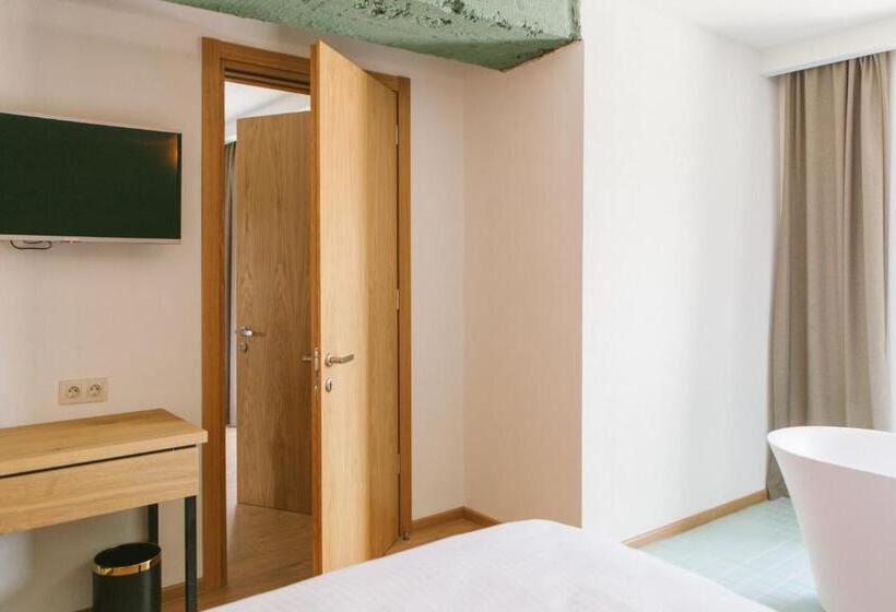 اتاق خانوادگی, Intourist Kazbegi