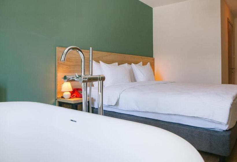 اتاق خانوادگی, Intourist Kazbegi