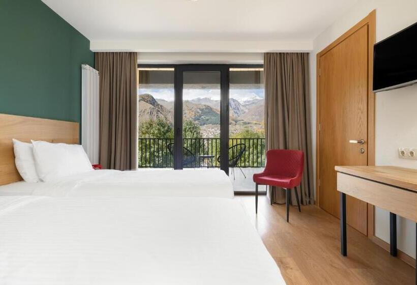 اتاق خانوادگی, Intourist Kazbegi