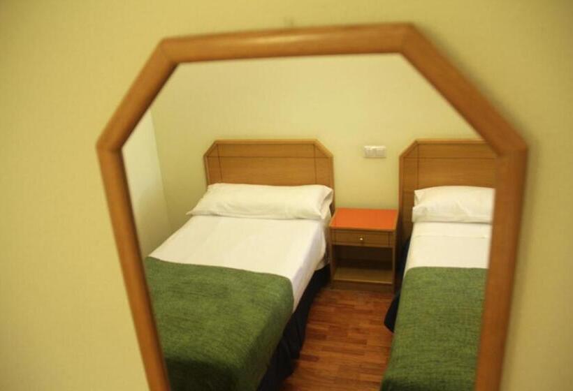 اتاق استاندارد یک نفره, Hostal Arlanzón