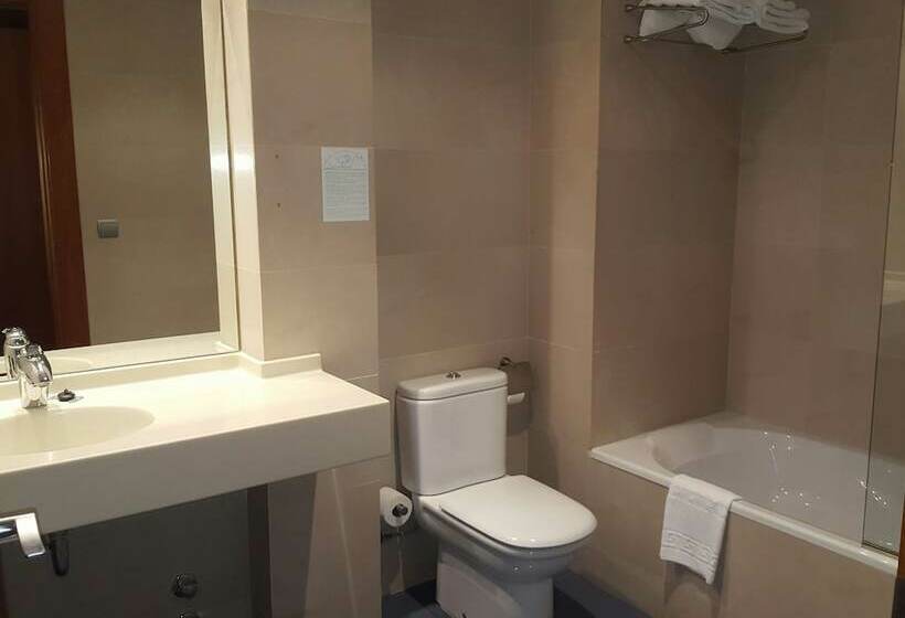 Habitación Superior Vista Piscina, Sercotel Kalma Sitges