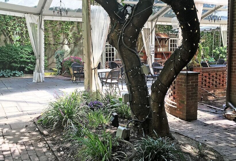 带大床的套房, Morris House