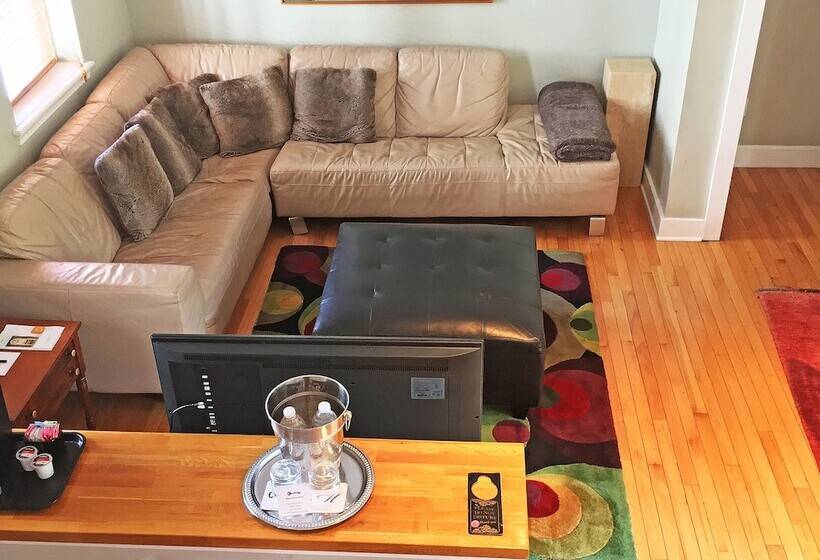 带大床的套房, Morris House