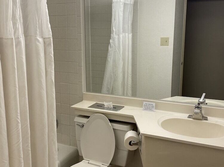 Номер Deluxe, Ramada By Wyndham Albuquerque Midtown