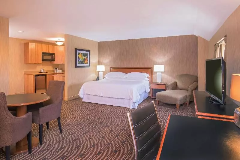 キングサイズベッドのスイートルーム, Sheraton Springfield Monarch Place