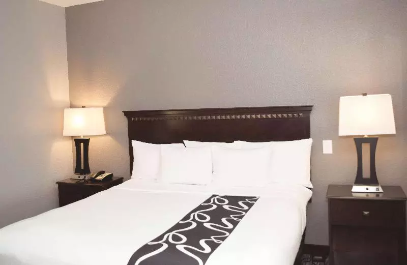 キングサイズベッドのスタンダードルーム, Sheraton Springfield Monarch Place