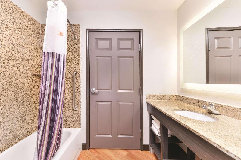 キングサイズベッドのスタンダードルーム, Sheraton Springfield Monarch Place