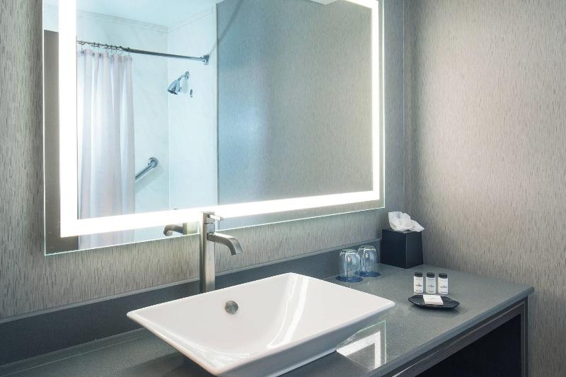 キングサイズベッドのスタンダードルーム, Sheraton Springfield Monarch Place