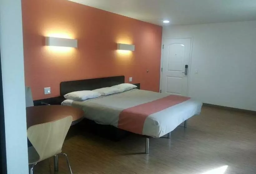 اتاق لوکس با تخت بزرگ, Motel 6 Bell Gardens