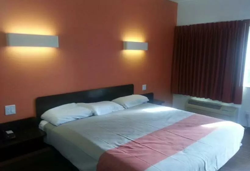 اتاق لوکس با تخت بزرگ, Motel 6 Bell Gardens