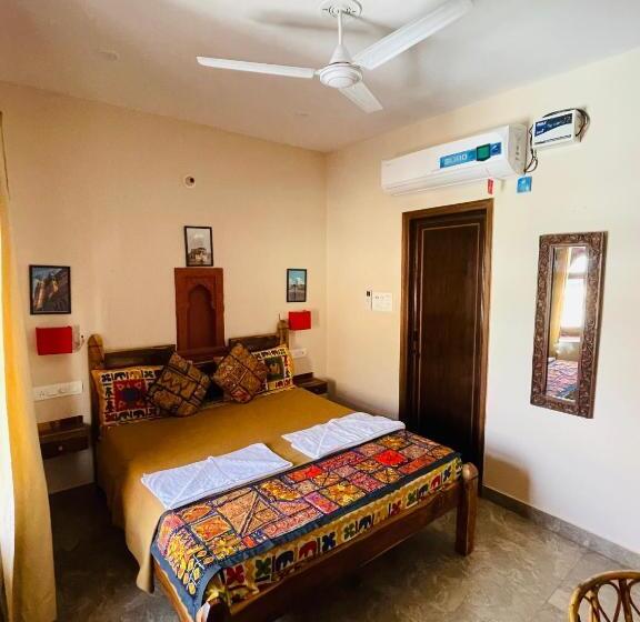 غرفة قياسية مزوَّدة بشُرفة, Corsican Haveli