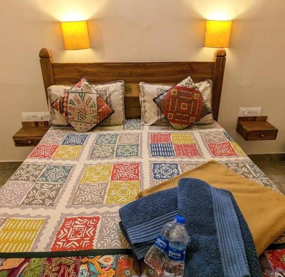 غرفة قياسية مزوَّدة بشُرفة, Corsican Haveli