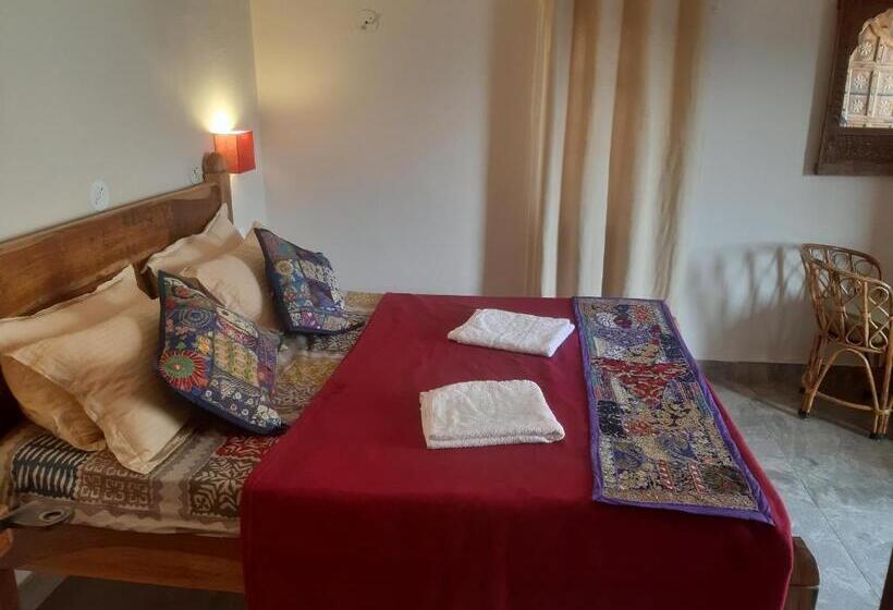 غرفة قياسية مزوَّدة بشُرفة, Corsican Haveli