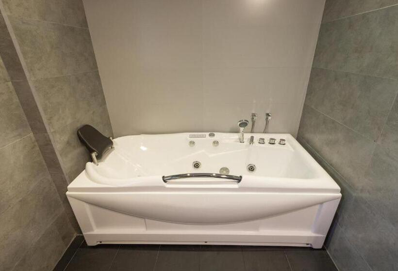 프리미엄 패일리룸, Grand Turf