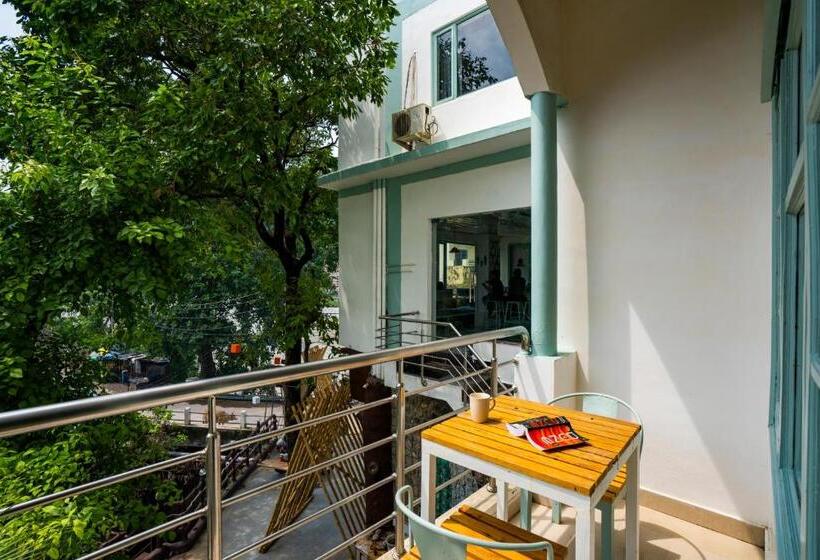 Standardrum, Zostel Rishikesh, Laxman Jhula