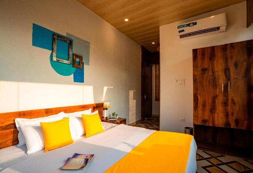 Superior Rum, Zostel Rishikesh, Laxman Jhula