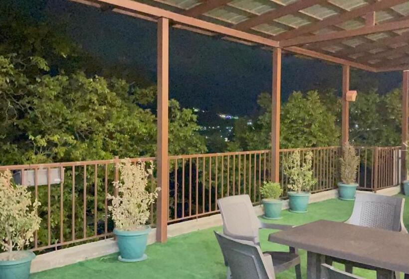 اتاق کلاسیک سه تخته, Guest House Royal Comfort With Terrace