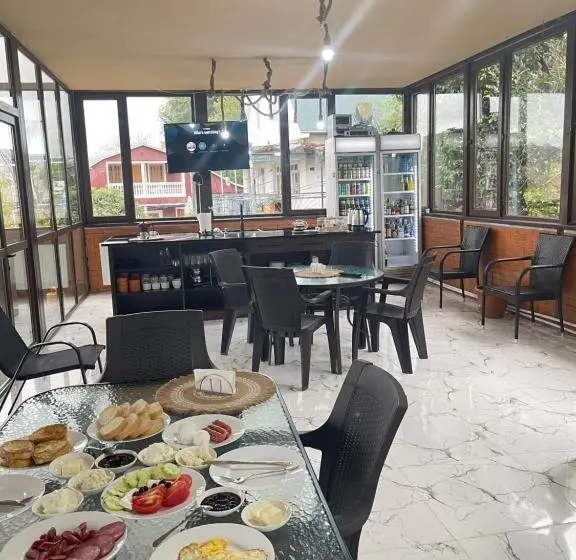اتاق کلاسیک سه تخته, Guest House Royal Comfort With Terrace