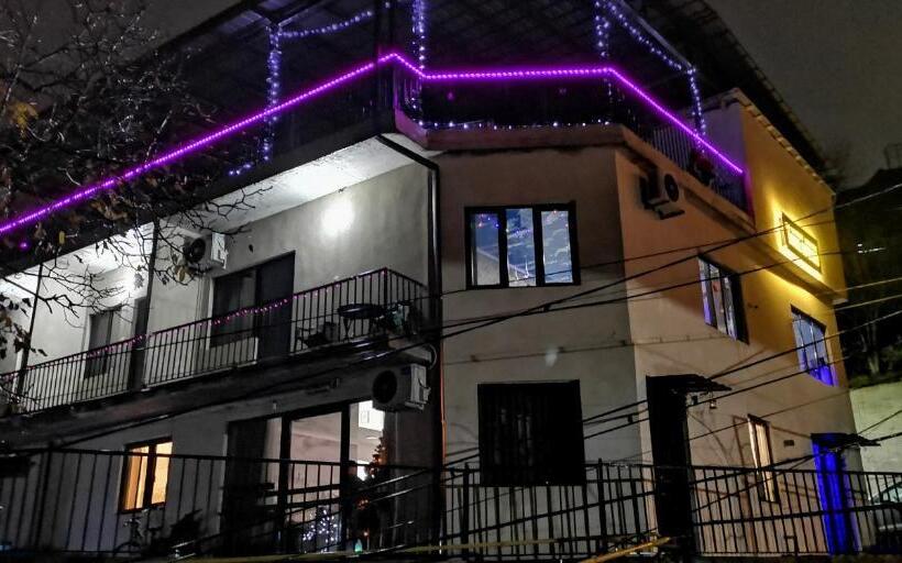 اتاق کلاسیک سه تخته, Guest House Royal Comfort With Terrace