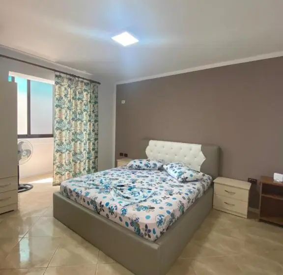 اتاق استاندارد با سرویس بهداشتی مشترک, Neo Apartments