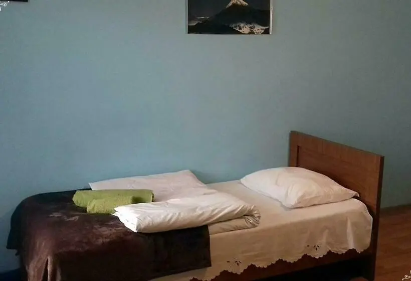 اتاق استاندارد سه نفره, Nino Khetaguri Guest House