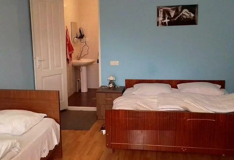 اتاق استاندارد سه نفره, Nino Khetaguri Guest House
