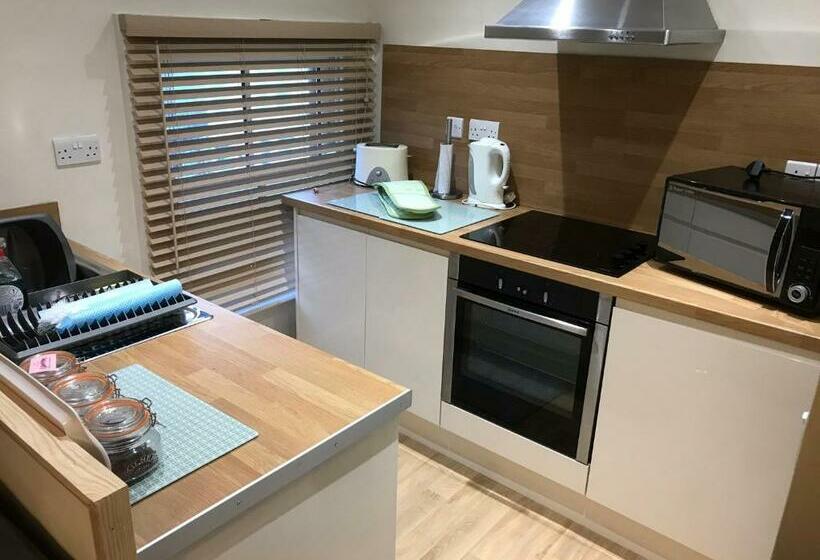 شقة غرفتين, Elizabeth House