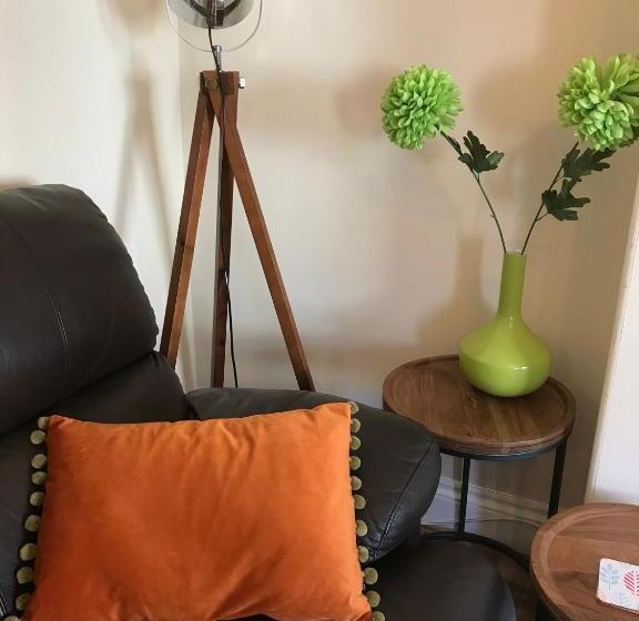 شقة غرفة واحدة, Elizabeth House