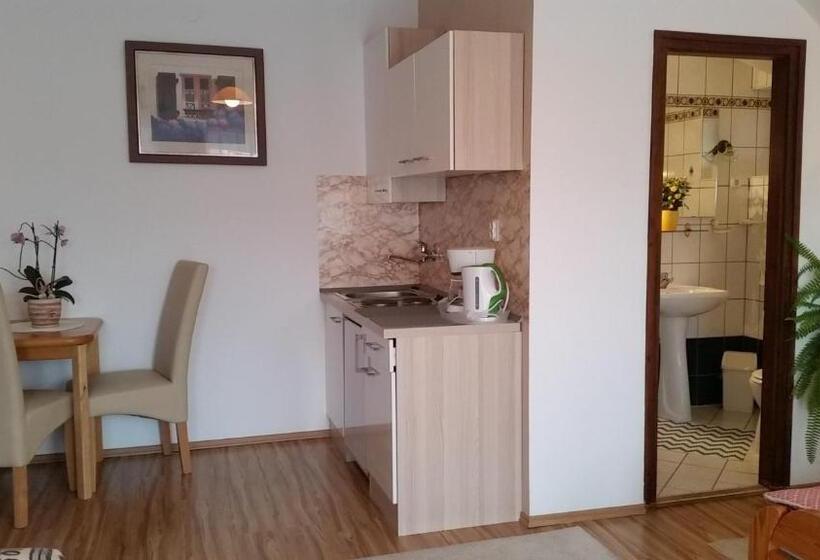 استودیوی استاندارد, Majláth Vendégház