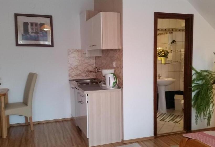 استودیوی استاندارد, Majláth Vendégház