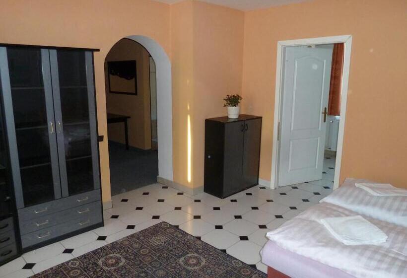 شقة غرفتين, Penzion Holiday