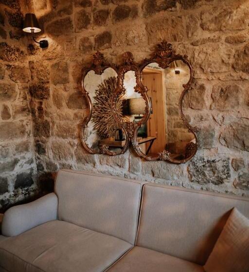 جناح جونيور, Perlacia Hotel Adatepe