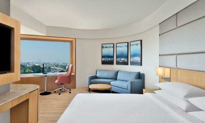 חדר דלוקס,מיטת קינג עם נוף לעיר, Courtyard By Marriott Nashik