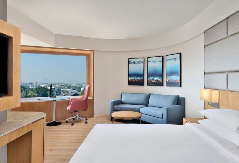 חדר סטנדרט מיטה זוגית עם נוף לעיר, Courtyard By Marriott Nashik