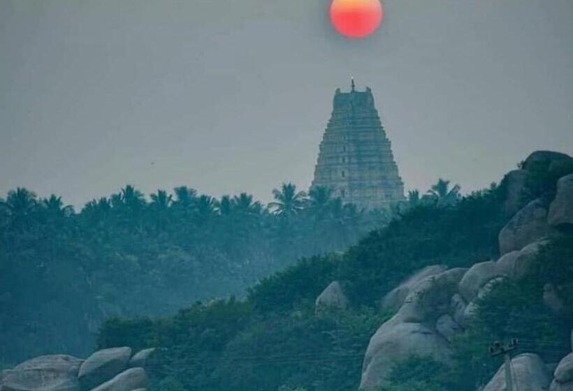 كوخ قياسي, Megha Resort , Hampi