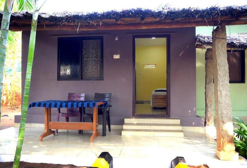 غرفة قياسية ثلاثية, Megha Resort , Hampi