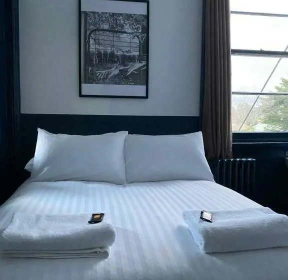 اتاق استاندارد سه نفره, Royal Hotel Oberon